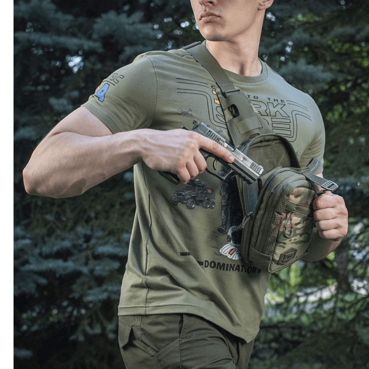 M-Tac Sling Pistoltaske Elite Hex i brug med hurtig adgang til våben, komfortabel til skjult bæring og holdbar med Cordura materiale.