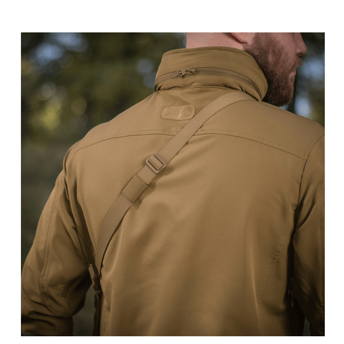 Mand bærer M-Tac Admin Taske Elite med justerbar skulderrem i naturen, lavet af slidstærkt Cordura materiale.