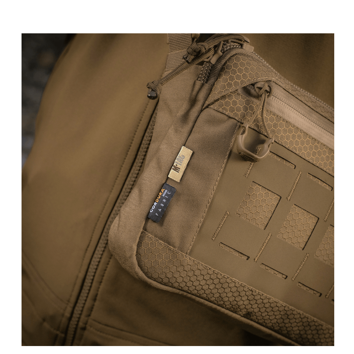 M-Tac Admin Taske Elite i holdbart Cordura 500D materiale med YKK lynlåse og Woojin spænder for maksimal funktionalitet.