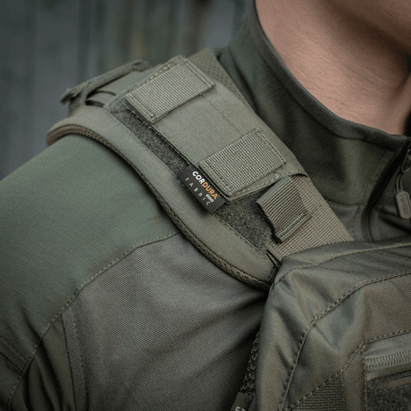 M-Tac Skulderpude til Plate Carrier Cuirass QRS på en grøn jakke for komfort og vægtfordeling, lavet af slidstærk Cordura.