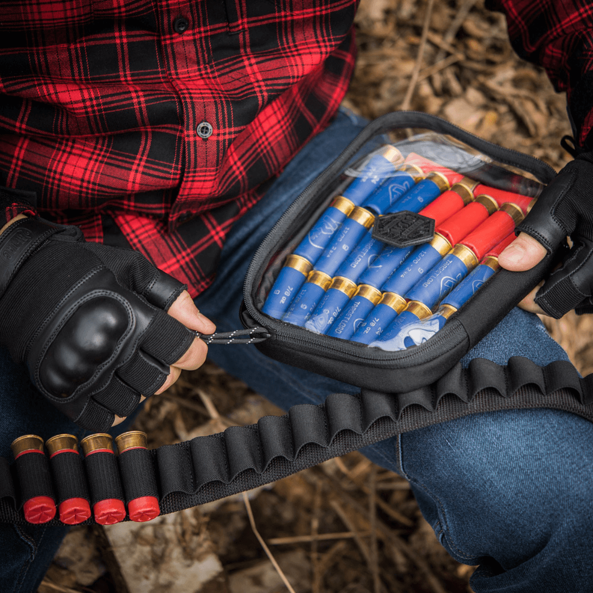 Person sidder udendørs med M-Tac Utility Organizer Slim Elite fyldt med ammunition, fremstillet i holdbart Cordura 500D.