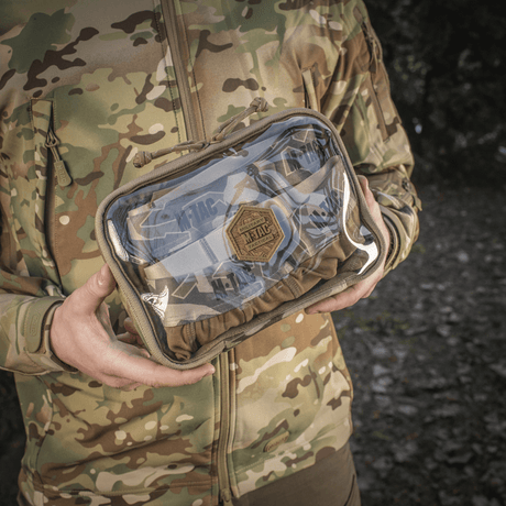 M-Tac Utility Organizer Slim Elite i camouflagedesign, holdt af person, viser slidstærkt Cordura 500D og PVC-folie til hurtig identifikation.