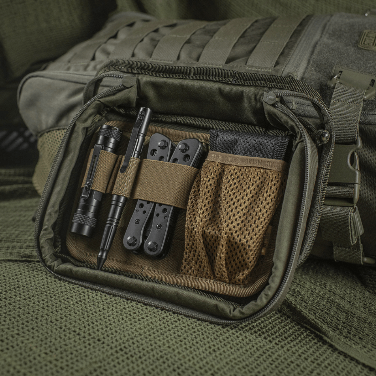 M-Tac Utility Organizer Slim Elite i Cordura 500D med EDC-kit, lukket lynlås og synlig åbning, perfekt til opbevaring og organisering.