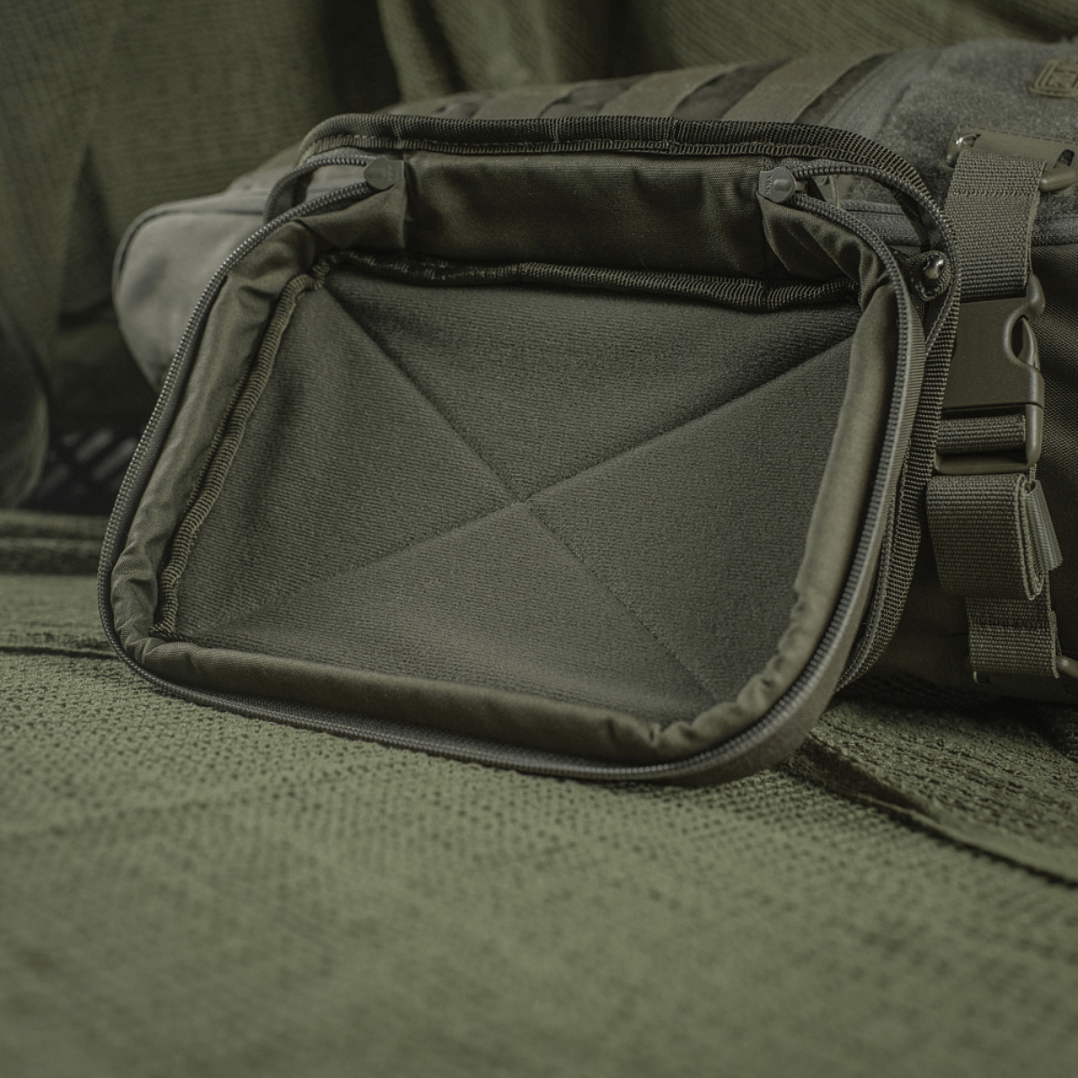 M-Tac Utility Organizer Slim Elite fremstillet i holdbar Cordura 500D med åben lomme til sikker opbevaring, set indvendigt.