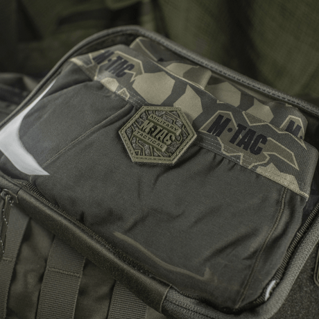 M-Tac Utility Organizer Slim Elite i slidstærk Cordura 500D med gennemsigtig PVC-front til sikker opbevaring og hurtig identifikation.