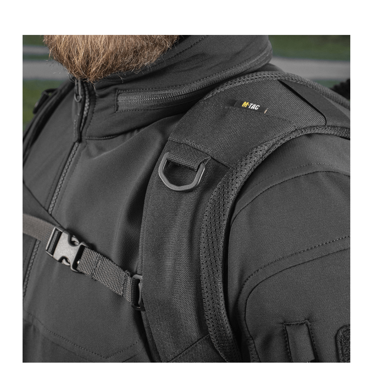 Nærbillede af M-Tac Mission Pack Elite, ergonomisk rygsæk med sort MOLLE LASER CUT-system og holdbart Cordura 1000D materiale.