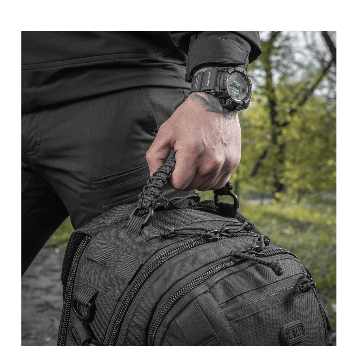 Mand holder M-Tac Mission Pack Elite rygsæk med MOLLE LASER CUT-system, fremstillet af slidstærkt Cordura 1000D.