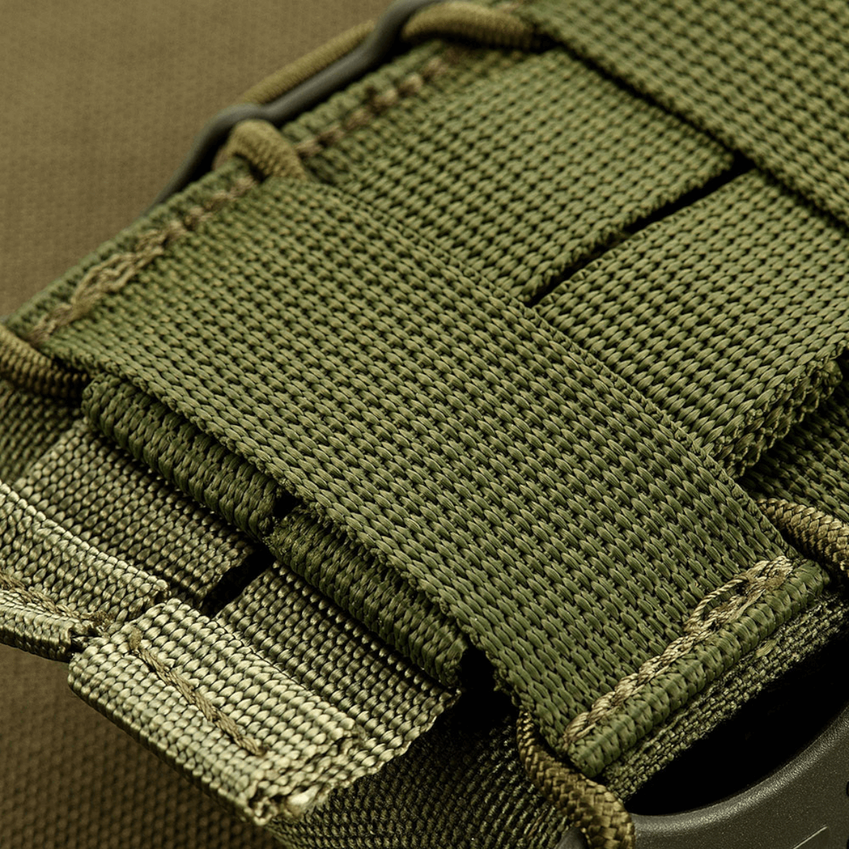 M-Tac Mag Lomme Kolchan til AK/AR Mini med MOLLE-system og Cordura 1000D for holdbarhed og stødresistente plastikindsatser for sikkerhed.
