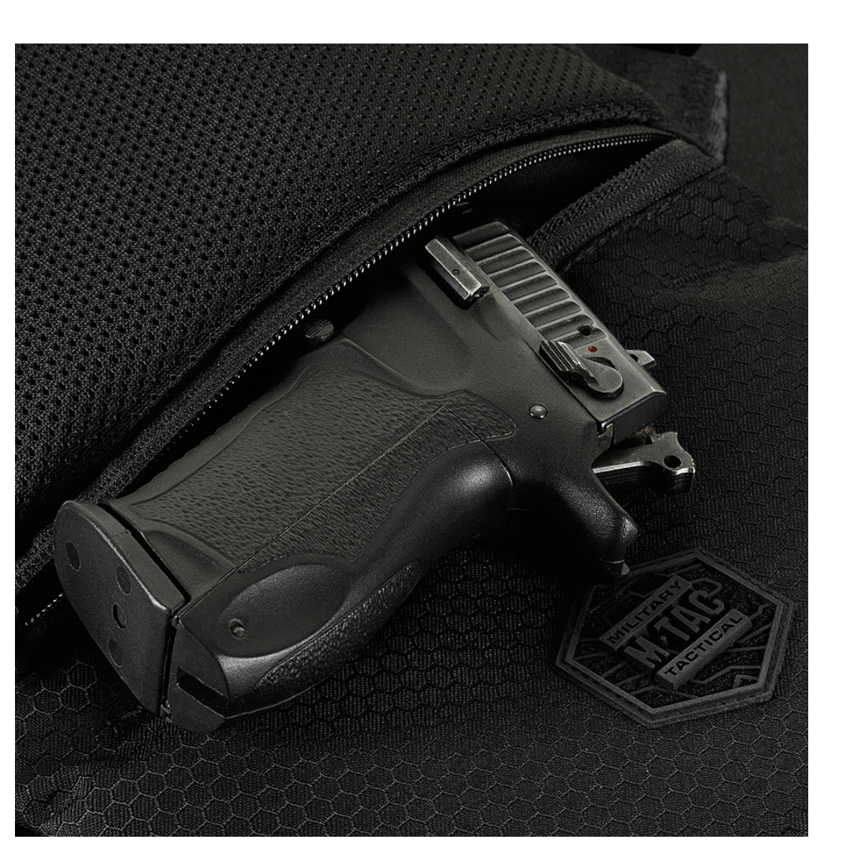 M-Tac Konvert Taske Elite med Cordura materiale og justerbar skulderrem, viser holdbarhed og funktionalitet.