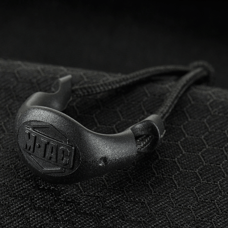 Close-up of the magnetic closure on M-Tac Konvert Taske Elite made of durable Cordura material.