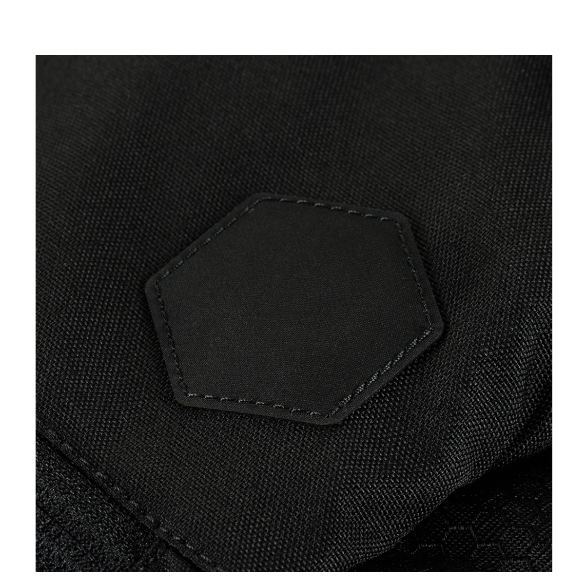 Nærbillede af M-Tac Konvert Taske Elite i slidstærkt Cordura-materiale med sort hexagon detalje.
