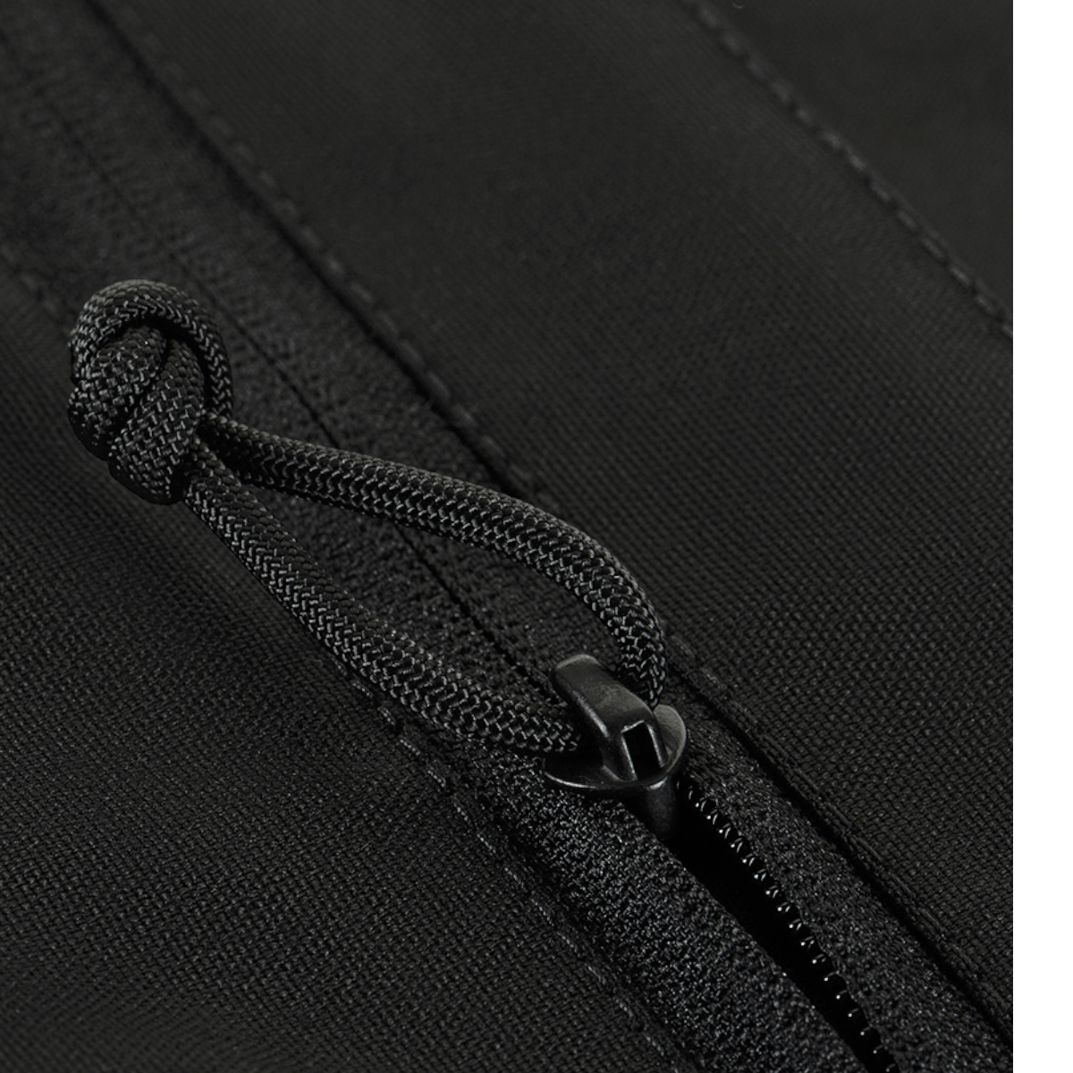 Nærbillede af lynlås på M-Tac Konvert Taske Elite i holdbart Cordura-materiale.