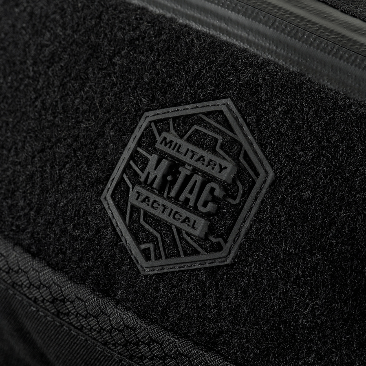Nærbillede af M‑Tac Bæltetaske Elite Hex, der viser logo og sort Cordura stof med Woojin spænder og vandtæt YKK lynlås.
