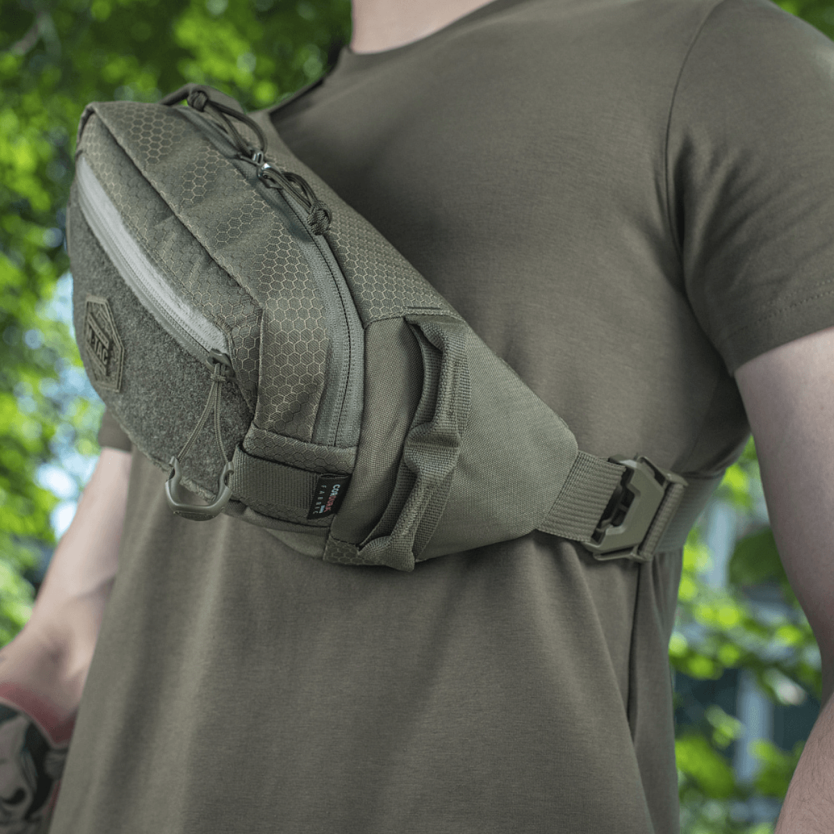 M-Tac Bæltetaske Elite Hex på model, kompakt og stilfuld taske i Cordura materiale, perfekt til hverdag eller taktisk brug.