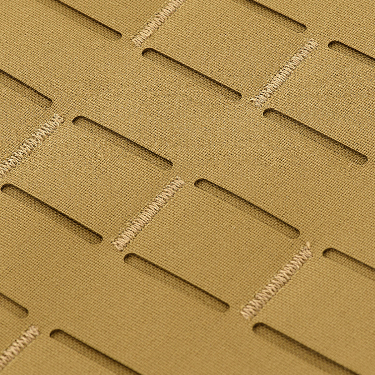 Detaljeret visning af M-Tac Frontpanel til Plate Carrier Cuirass QRS XL's Cordura 500D-materiale, designet til militært brug.