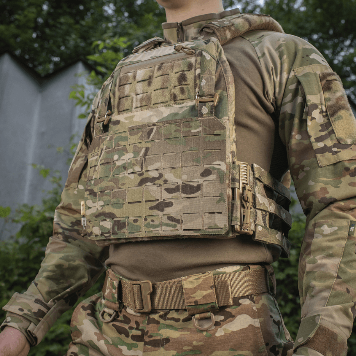 M-Tac Frontpanel til Plate Carrier Cuirass QRS XL i Cordura 500D med MOLLE-system, set på militærpersonel i naturen.