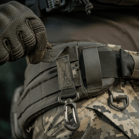 M-Tac Karabinhage Tilbehør fastgjort på MOLLE-system til taktisk vest, nem at åbne og sikrer udstyr med justerbar Velcro-rem.