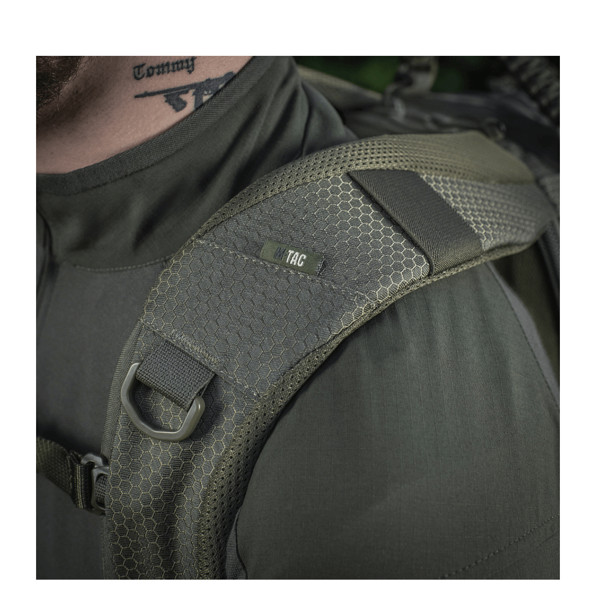 Nærbillede af M-Tac Mission Rygsæk Elite Hex med ergonomisk skulderstrop lavet af Cordura Hex 1000D, inklusiv MOLLE LASER CUT-system.