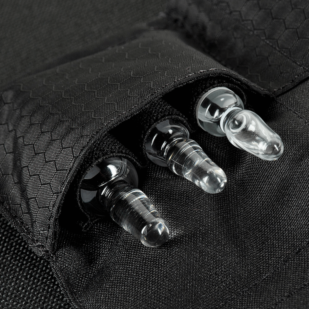 Detalje af M-Tac City Med Pouch Hex, viser det holdbare Hex Polyester og velcro-lukning. Kompakt førstehjælpskit designet til bærbarhed.