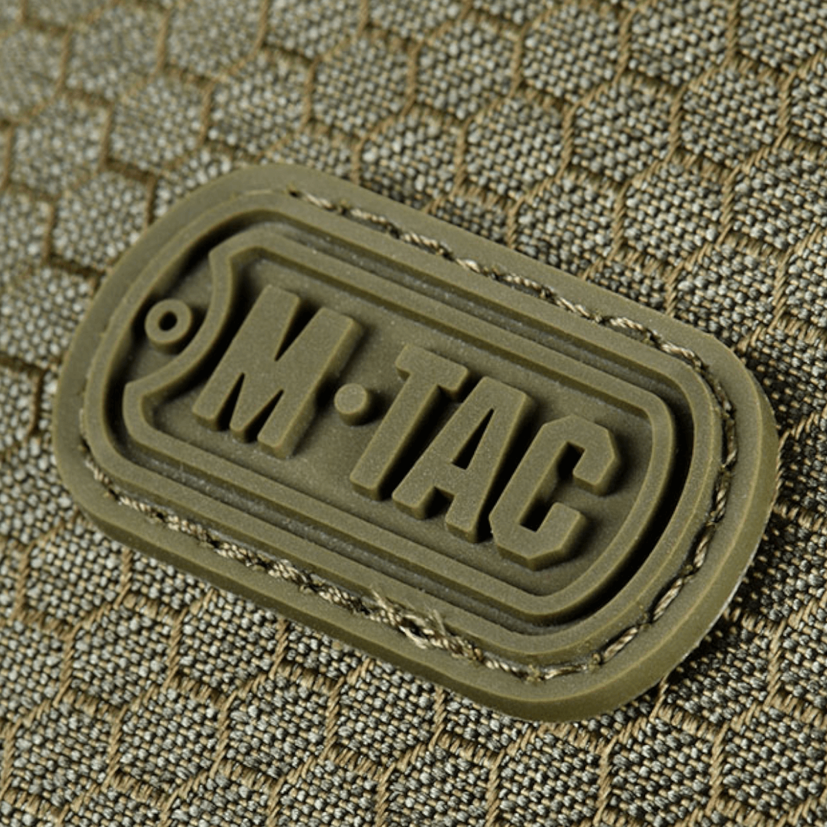 Logo på M-Tac Cross Taske Slim Elite Hex lavet af holdbar Cordura Hex materiale.