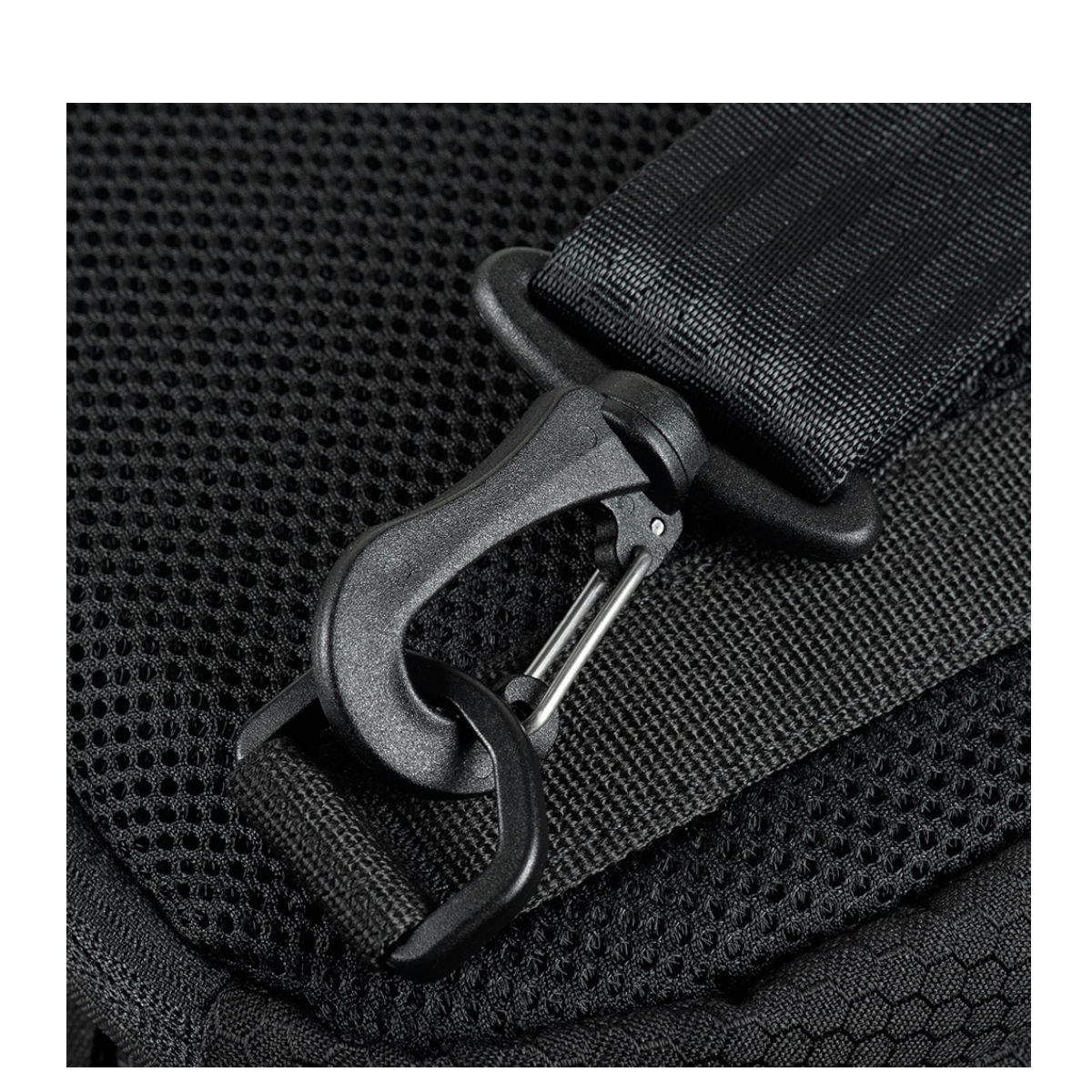 Detalje af M-Tac Cross Taske Slim Elite Hex med robust spænde og strop i slidstærkt Cordura-materiale, stilfuld og funktionel.