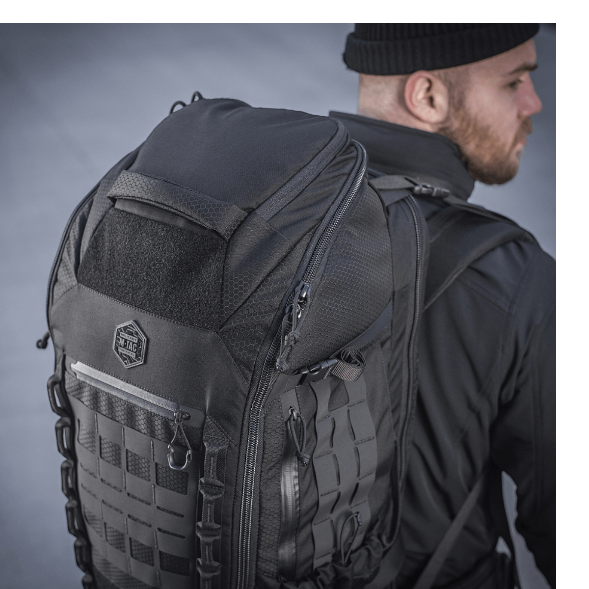 M-Tac Rygsæk Large Elite Hex Gen. IV bæres af en mand, ergonomisk designet, lavet af slidstærk Cordura 500D og Hex 1000 materiale.