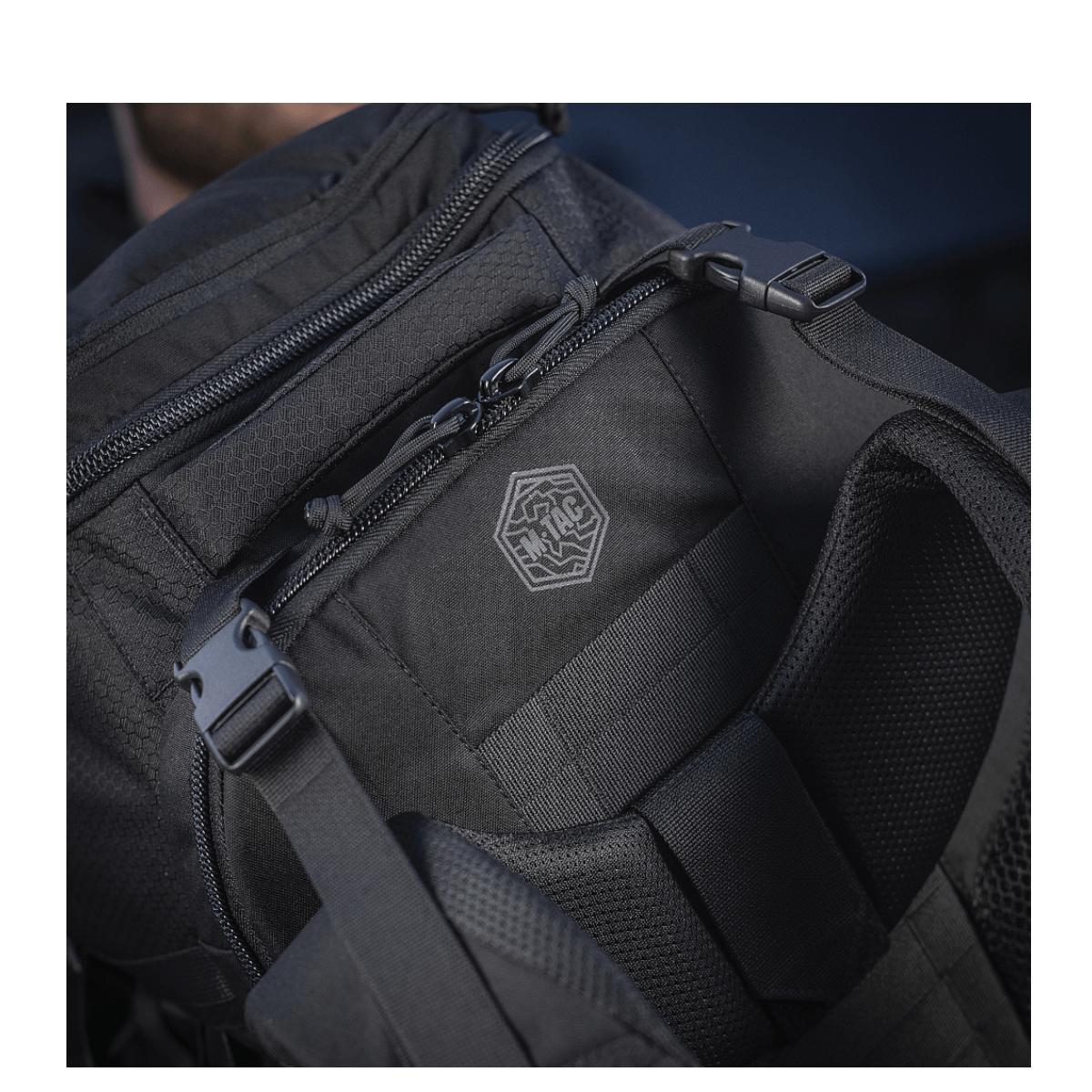 M-Tac Rygsæk Large Elite Hex Gen. IV i sort Cordura 500D med ergonomisk design, velegnet til bæring af våben i adskilt tilstand.
