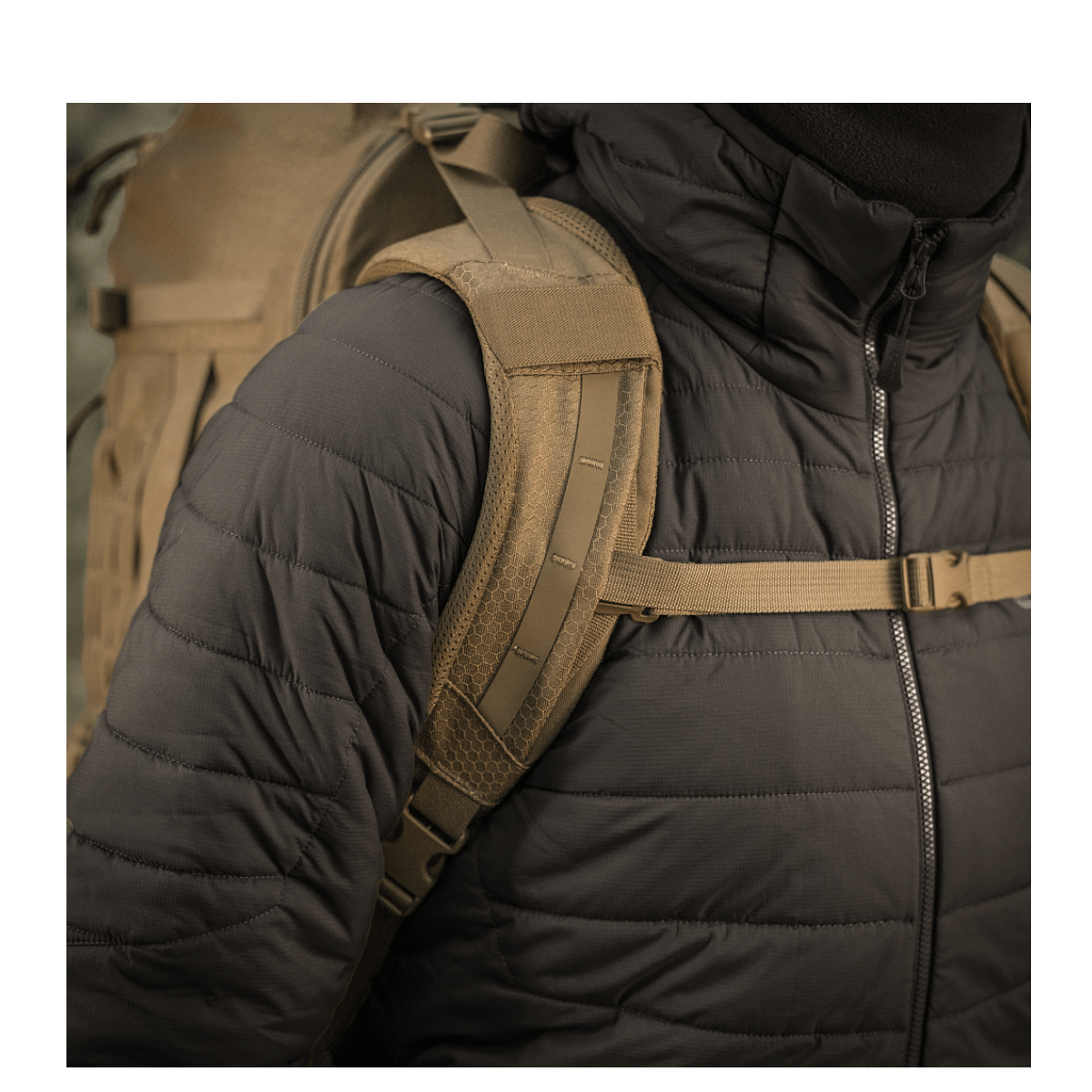 M-Tac Rygsæk Large Elite Hex Gen. IV ergonomisk designet rygsæk i Cordura materiale bæres af en person