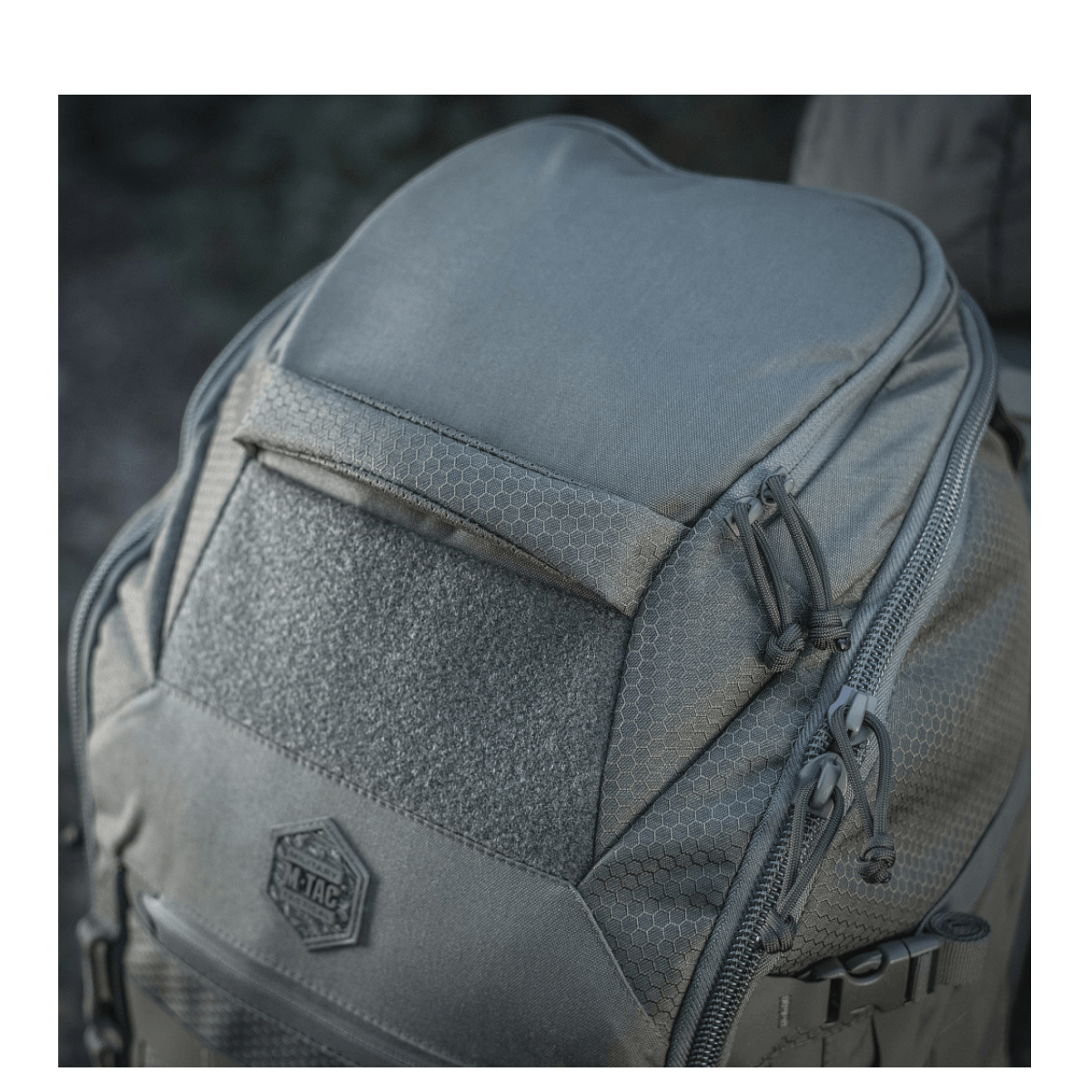 M-Tac Rygsæk Large Elite Hex Gen. IV lavet af Cordura materiale, designet til funktionalitet og slidstærk beskyttelse, stilfuld grå farve