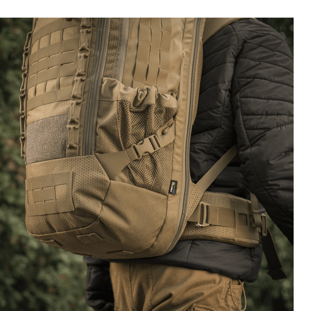 M-Tac Rygsæk Large Elite Hex Gen. IV i Cordura materiale, ergonomisk design med våbenbæringsmulighed, set fra siden.