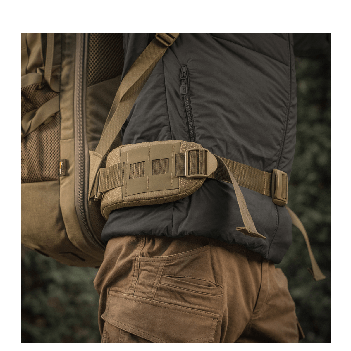 M-Tac Rygsæk Large Elite Hex Gen. IV på person iført udendørs tøj, viser ergonomisk design og slidstærk konstruktion af tasken.