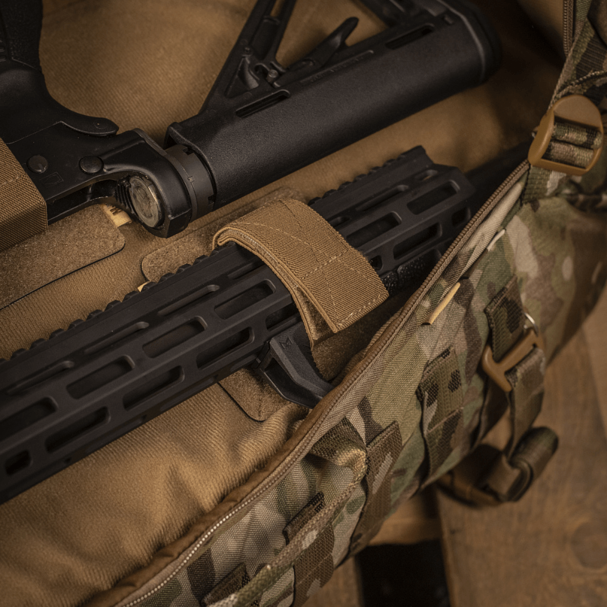 M‑Tac Indlæg til Rygsæk (3 stk) i en camouflage rygsæk med Velcro-fastgørelse, designet til våbenkasser og AR‑15, AK karbiner.