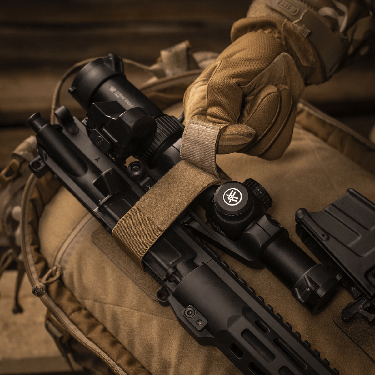 M‑Tac Indlæg til Rygsæk (3 stk) fastgjort til rygsæk med justerbare velcro-stropper, viser våbentilbehør og AR‑15 karabin.