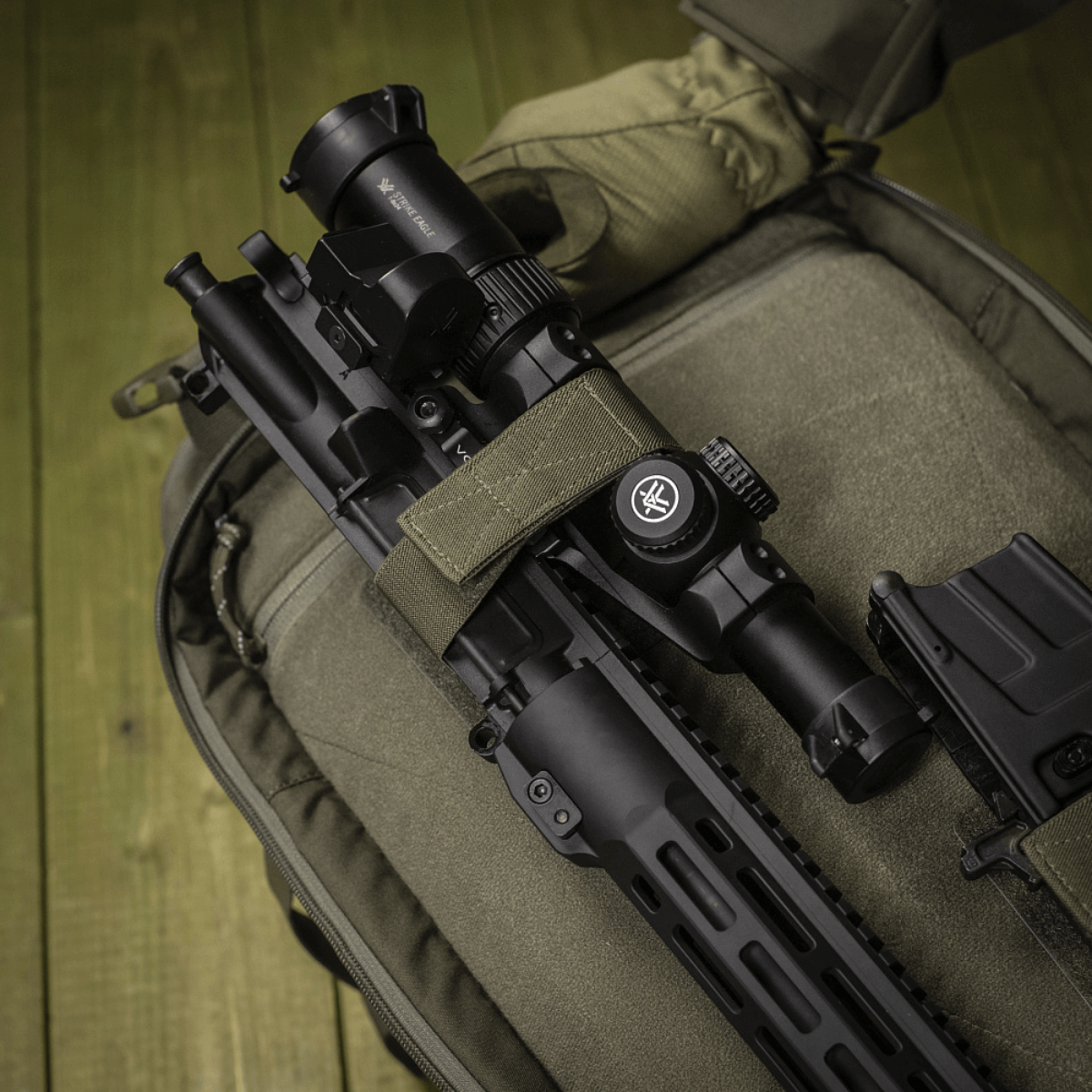 M‑Tac Indlæg til Rygsæk (3 stk) med justerbare indlæg til våben, monteret i en taktisk rygsæk på grøn baggrund.