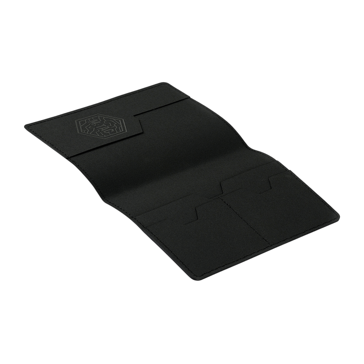 M‑Tac Pascover med plads til pasbeskyttelse og kortopbevaring. Stilfuldt sort design med logo. Ideel til rejselystne.