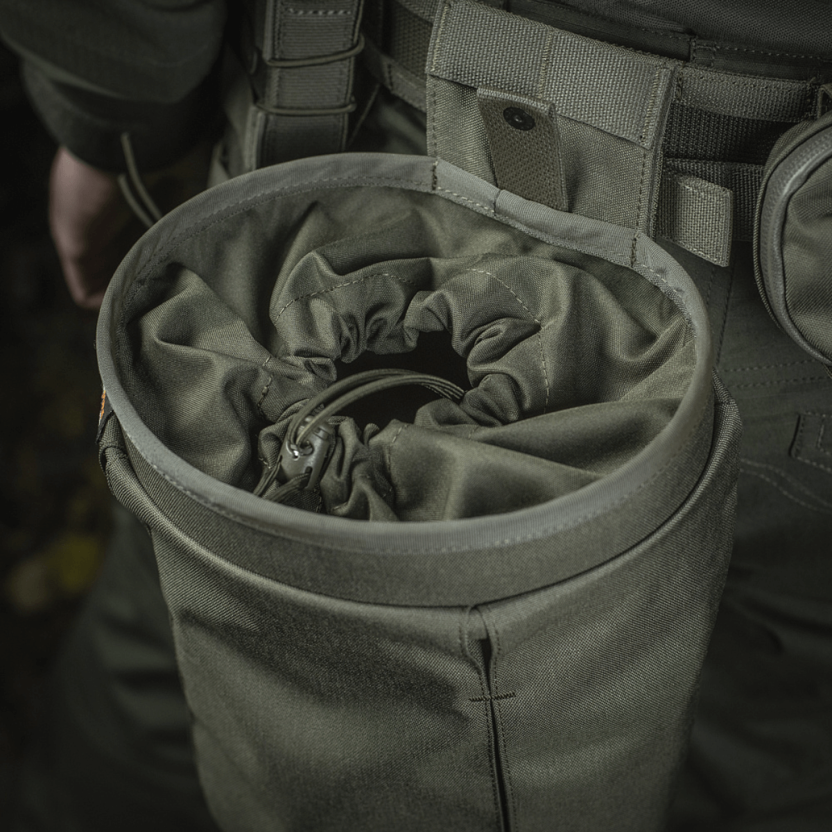 M‑Tac Magasinsæk Dump Pouch Lite Elite monteret på bælte, viser robust Cordura 500D materiale og hurtiglukkesystem.
