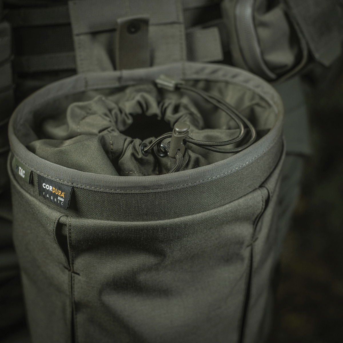 M‑Tac Magasinsæk Dump Pouch Lite Elite i Cordura 500D monteret på MOLLE med hurtiglukkesystem og drænnet.