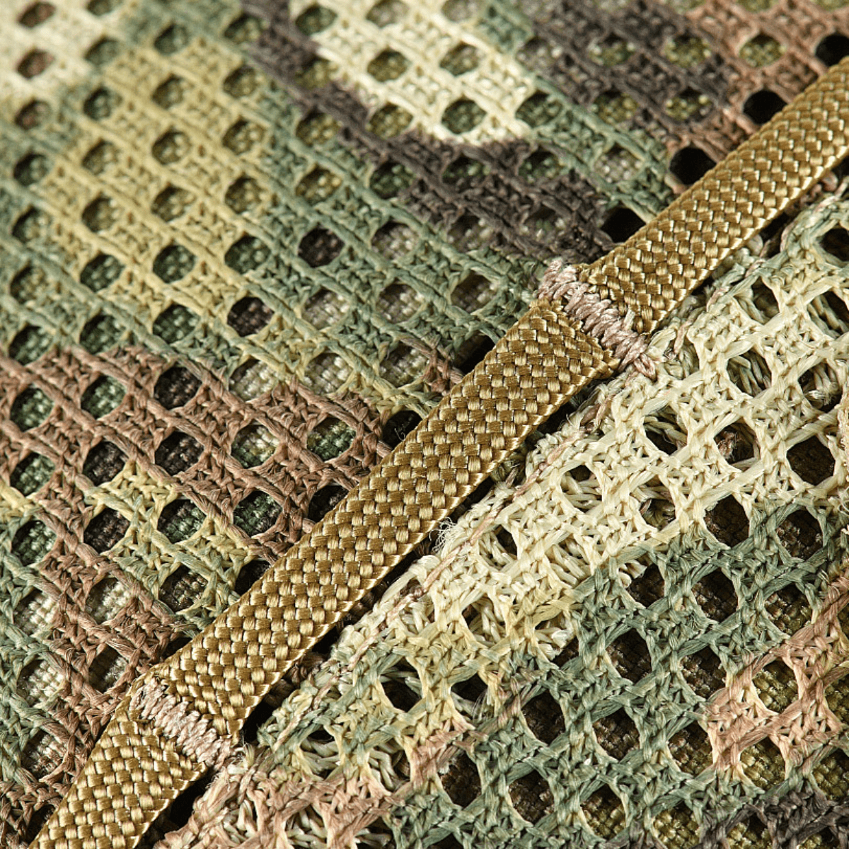 Detaljeret nærbillede af M‑Tac Hjelmcover Shroud Elite i MULTICAM camo med Cordura 500D og special mesh materiale, designet til TOR-D hjelme.