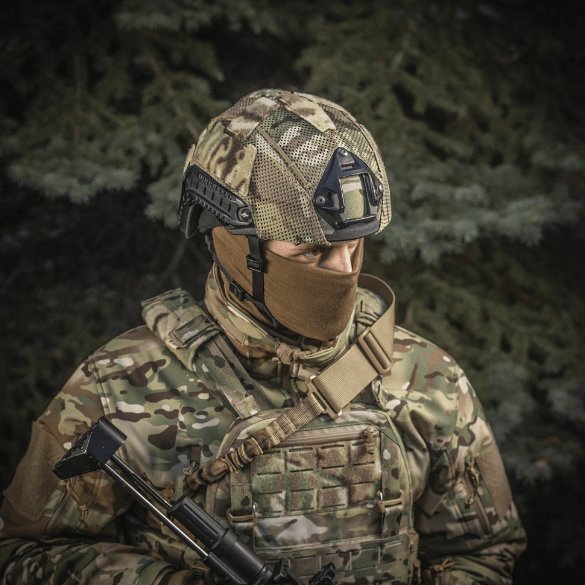 M‑Tac Hjelmcover Shroud Elite på TOR-D hjelm med MULTICAM camouflage og Velcro-paneler til beskyttelse og tilpasning.