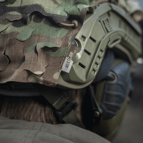 M-Tac Vilha Hjelmcover FAST med multicam mønster, designet til camouflage og beskyttelse på ujævnt terræn; set tæt på.
