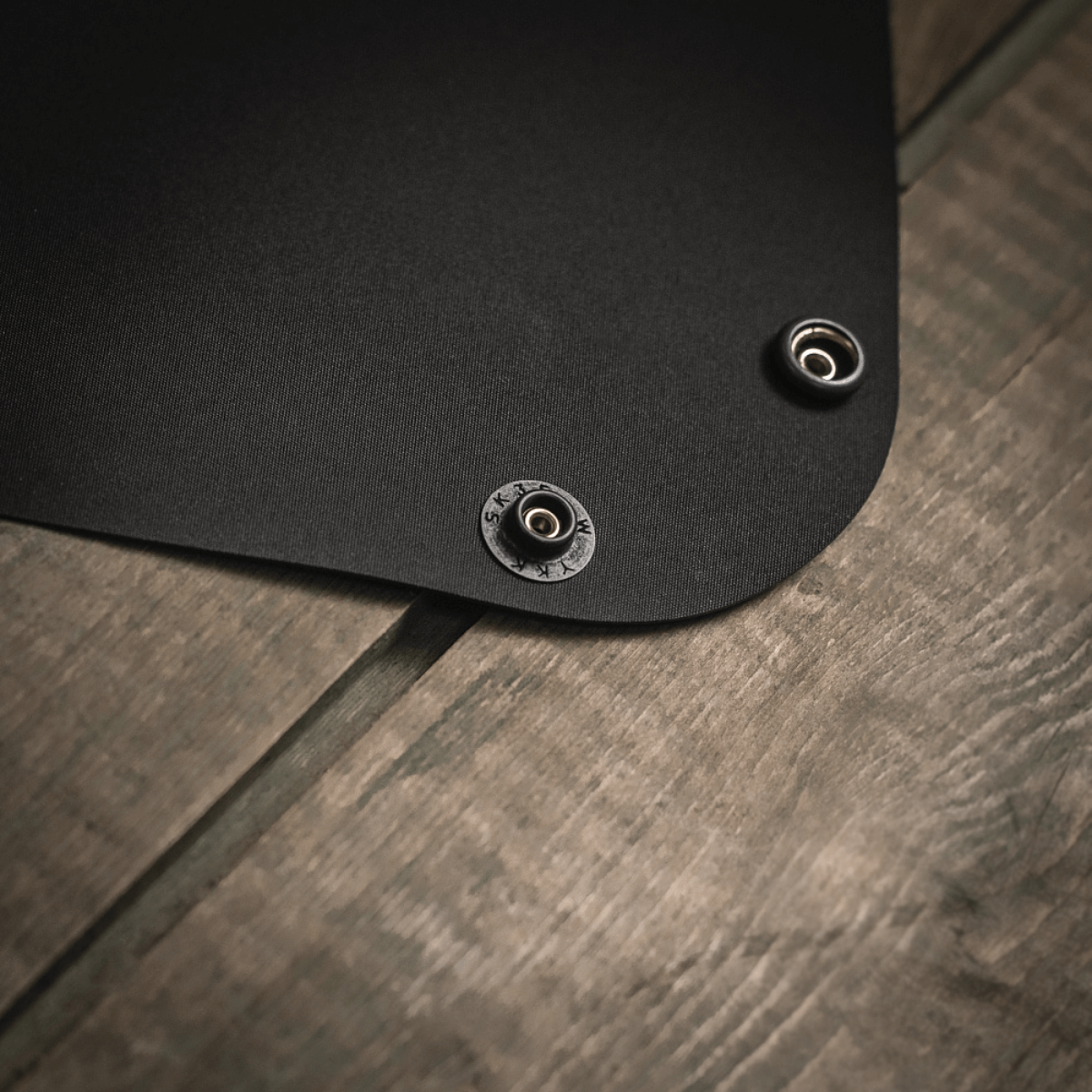 Nærbillede af M‑Tac Vedligeholdelsesbakke 24x24 cm med moderne polymer composite materiale på træoverflade.