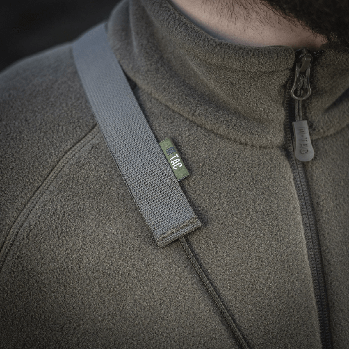 M‑Tac Pocket Bag Elite HEX bærestrop på slidstærk YKK lynlås fleecejakke, ideel til EDC-udstyr og hverdagens brug.