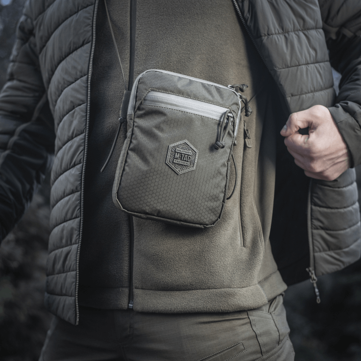 M‑Tac Pocket Bag Elite HEX i brug, lille og robust taske med YKK lynlåse til EDC-udstyr, perfekt til daglig opbevaring af småting.