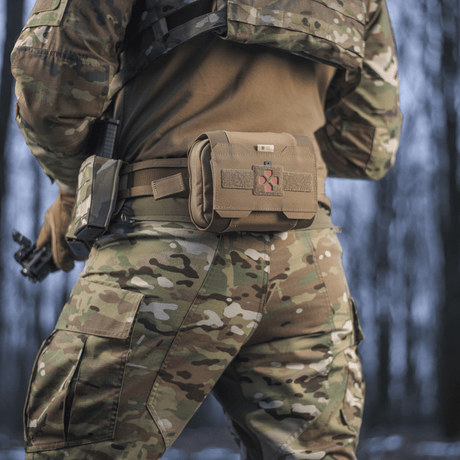 M-Tac Horisontal Medic Lomme Large Elite i robust materiale med NIJ-certificering, viser bærbar placering på taktisk bælte, galleri position 1.