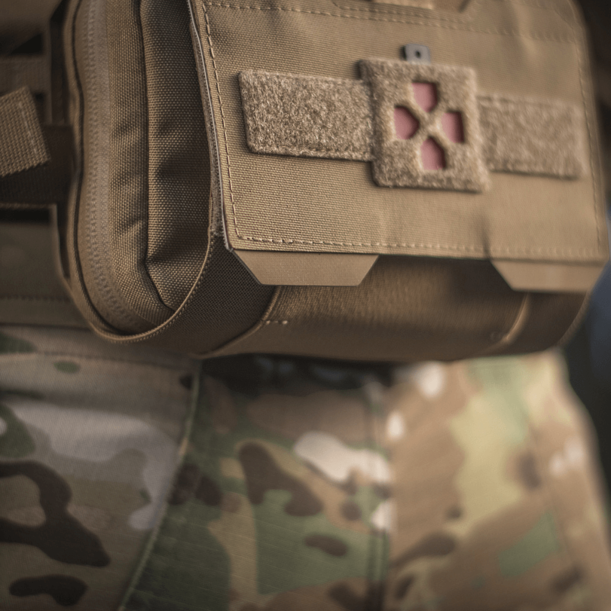 M-Tac Horisontal Medic Lomme Large Elite i holdbart Cordura 500D materiale og militærdesignet, perfekt til førstehjælpssituationer.