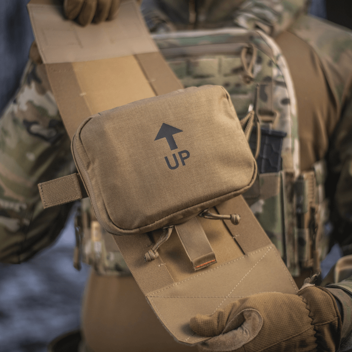 M-Tac Horisontal Medic Lomme Large Elite i brug med feltkit på militær taske, slidstærk Cordura 500D materiale.