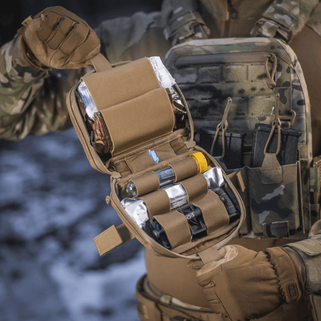 M-Tac Horisontal Medic Lomme Large Elite i robust materiale med NIJ-certificering, taktisk tan farve, vist i galleri position 1, åben med IFAK organizer.