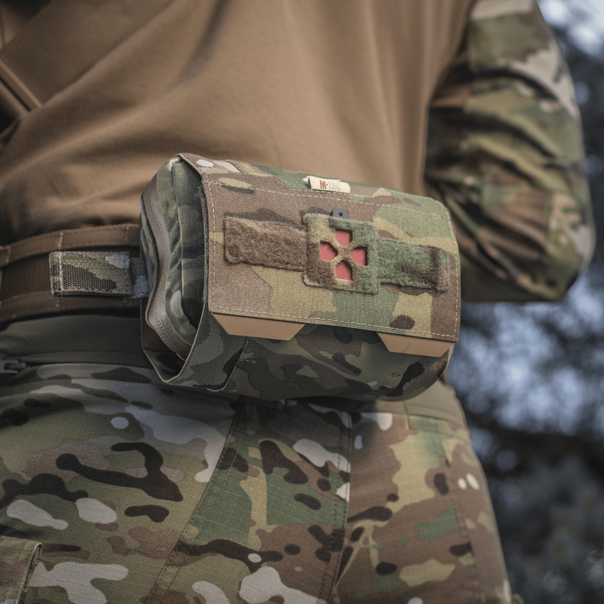 M-Tac Horisontal Medic Lomme Large Elite i camouflage, holdbar feltkit til førstehjælp, fastgjort til uniform.