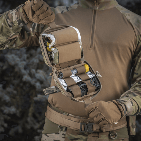 M-Tac Horisontal Medic Lomme Large Elite i multicam med NIJ-certificering vist i galleri position 1, åben med organiserede medicinske forsyninger.