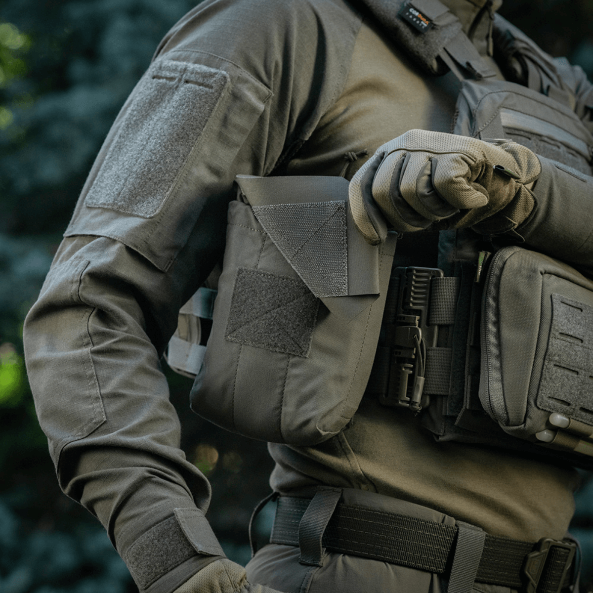 M‑Tac Medic Pouch Vertical Large Elite i brug på taktisk vest